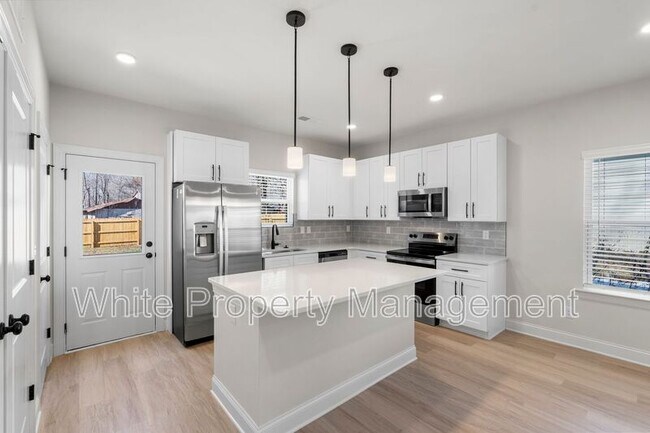 Building Photo - 7805 Shadow Lawn Rd