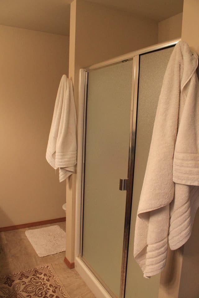 Great shower - 2803 Susie Ct