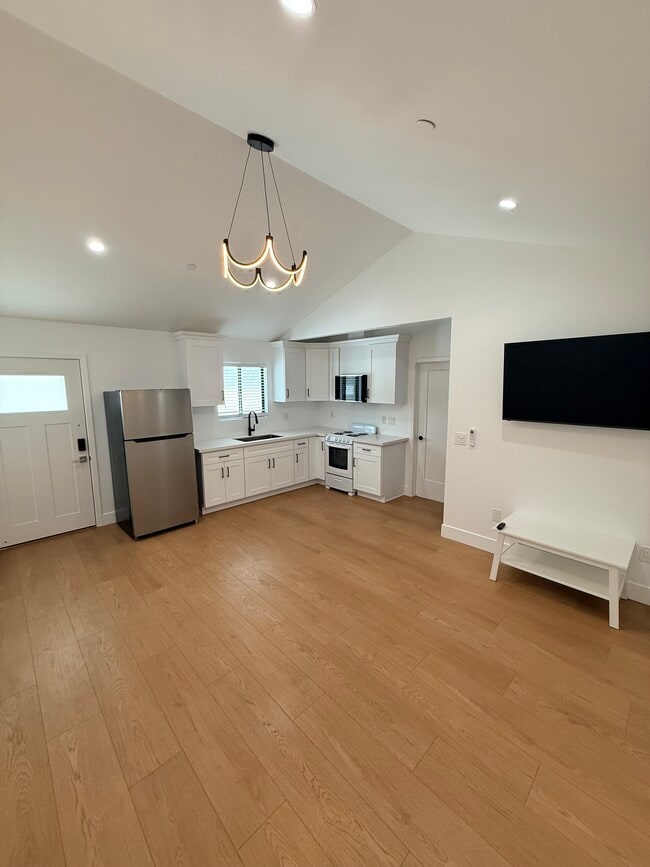 Building Photo - 111 E 60th St