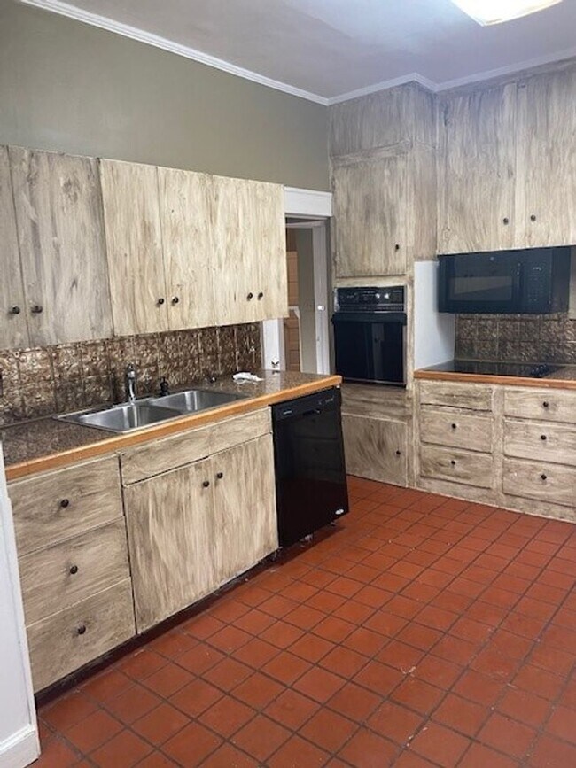 Building Photo - Nice 3 Bed 2 Bath! Available August 2026!