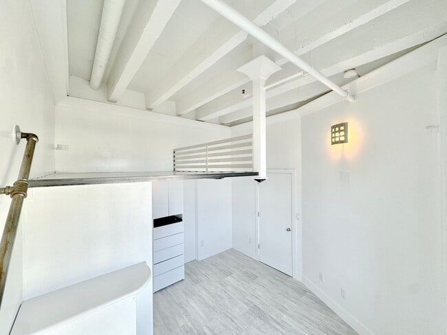 Building Photo - Top floor modern crafted spacious 1 Bed + ...