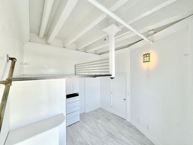 Building Photo - Top floor modern crafted spacious 1 Bed + 1 Bath