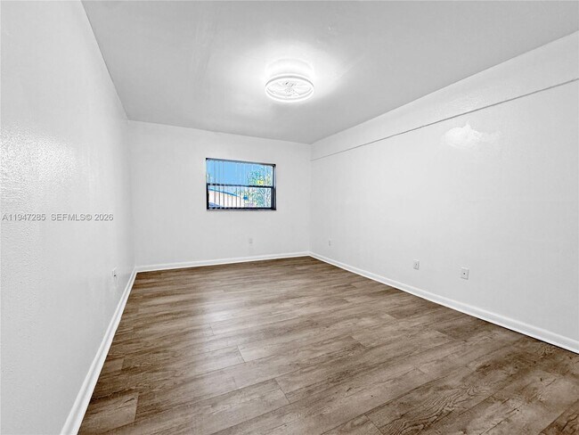 Building Photo - 883 SW 10th St