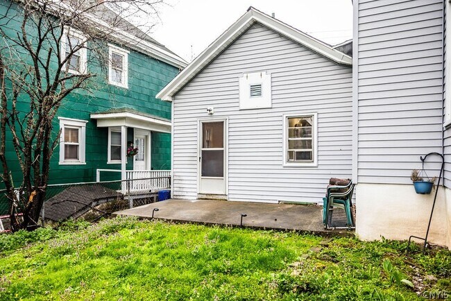 Building Photo - 425 Schuyler St