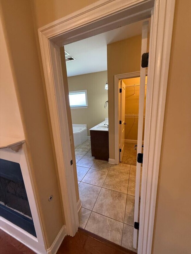 Building Photo - GORGEOUS HOME IN RUSTLING OAKS JUST MINUTES FROM MEMPHIS
