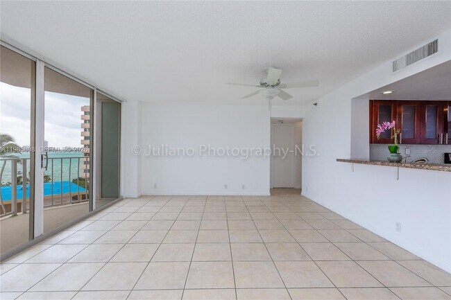 Building Photo - 7601 E Treasure Dr