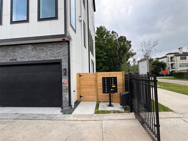 Building Photo - 5705 Dolores St
