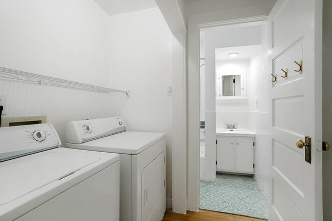 Building Photo - Charming 4 Bed, 2 Bath Town Home in Prime ...