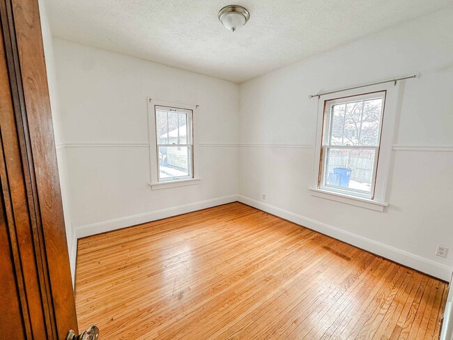 Building Photo - Move In Ready Gem on Lowe Rd. - West End