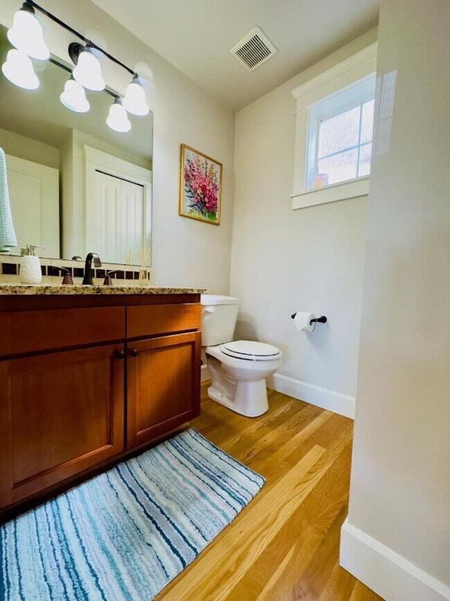 Building Photo - East Lake Town House