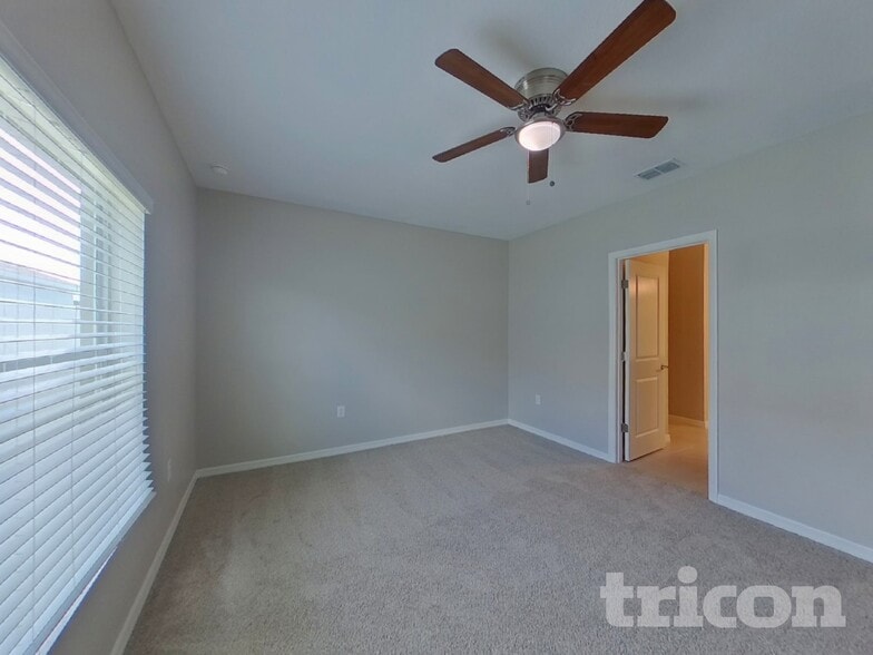 Building Photo - 226 Amber Way
