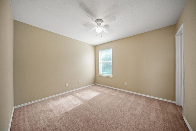 Building Photo - 4 Bedroom/2.5 Bath Mustang Valley Subdivision