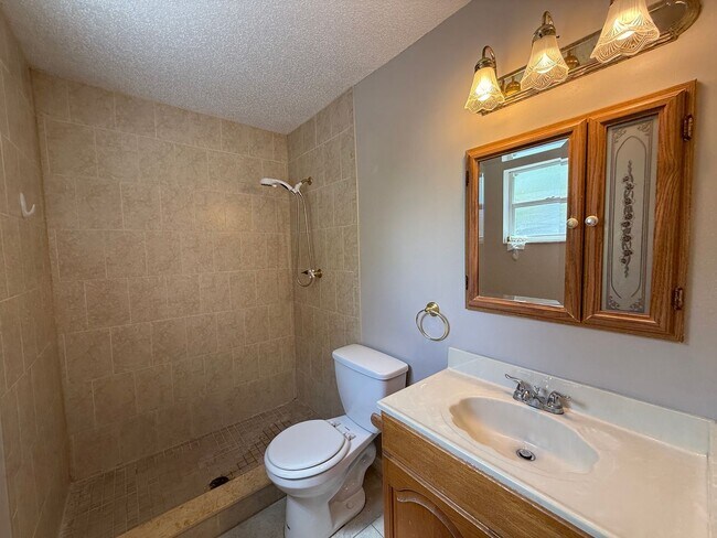 Building Photo - Spacious 2 Bedroom, 2 Bath, 2 car garage Home For Rent in New Port Richey!