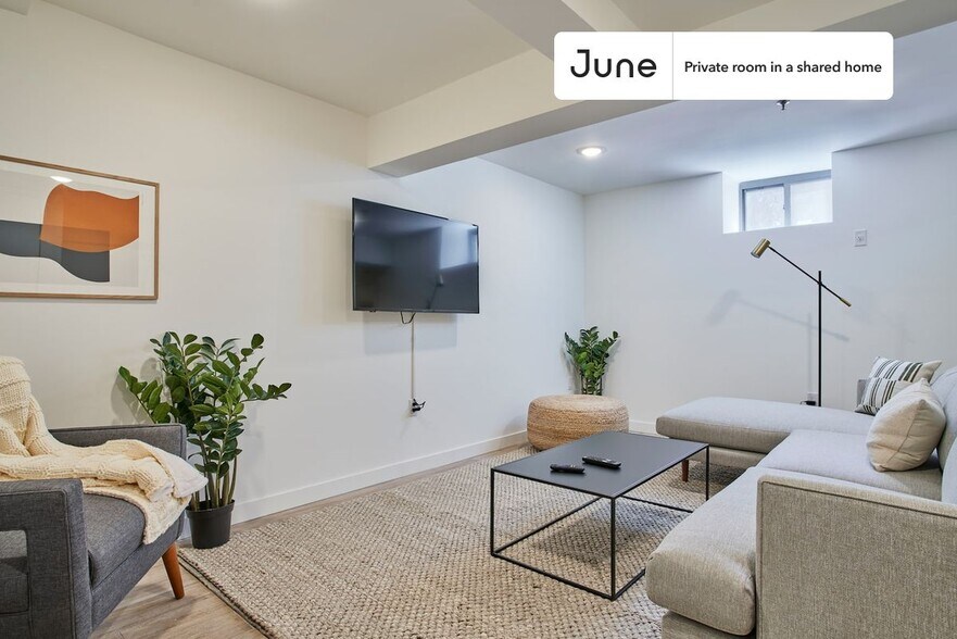 Building Photo - Room in Shared 3.0 bed/3 bath home