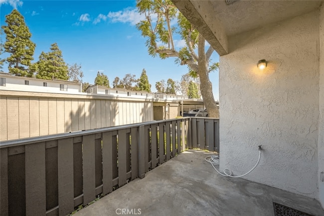 Building Photo - 2805