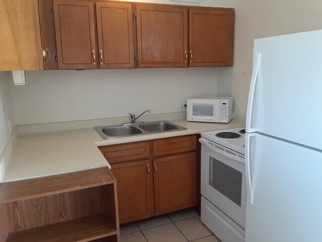 Full size kitchen - 131 McClelland St