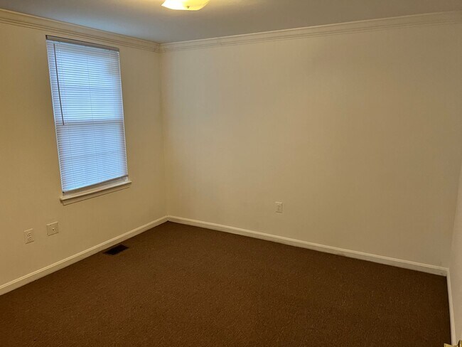 Building Photo - Spacious 3 Bedroom End Unit- Baltimore, MD
