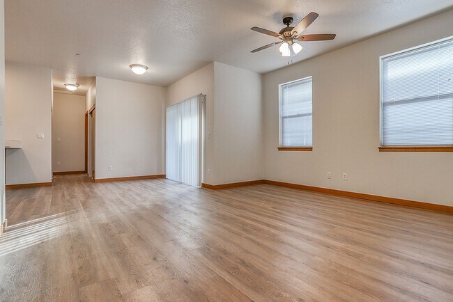 Building Photo - Beautiful 2 Bedroom 2.5 Bathroom Duplex in Great Washougal Location! Beautiful Finishes!