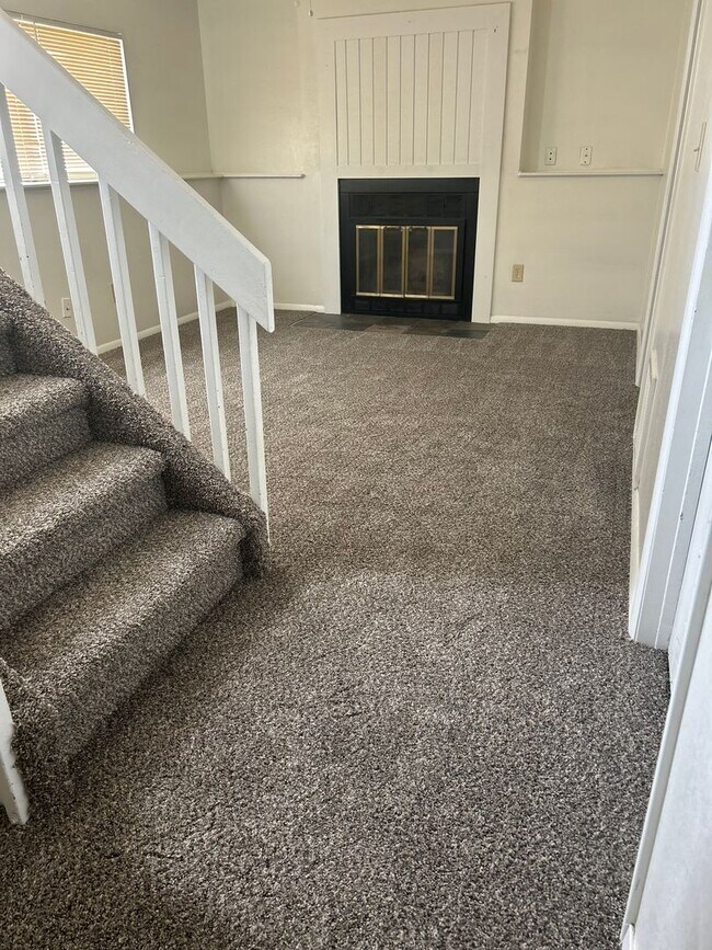 Building Photo - $1995 2 Bed/2 Bath + Bonus Room On Spaciou...