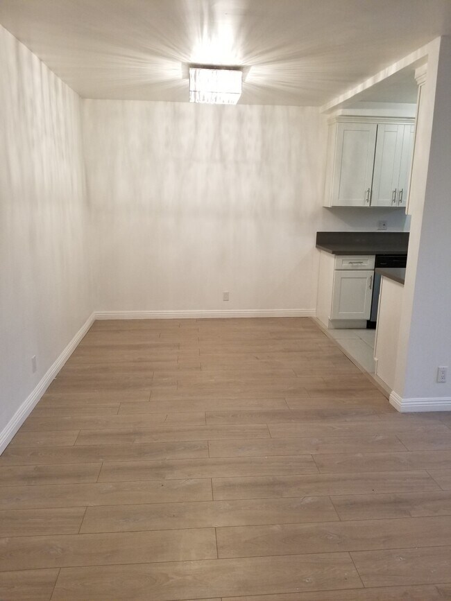 Building Photo - 1132 S Oakhurst Dr