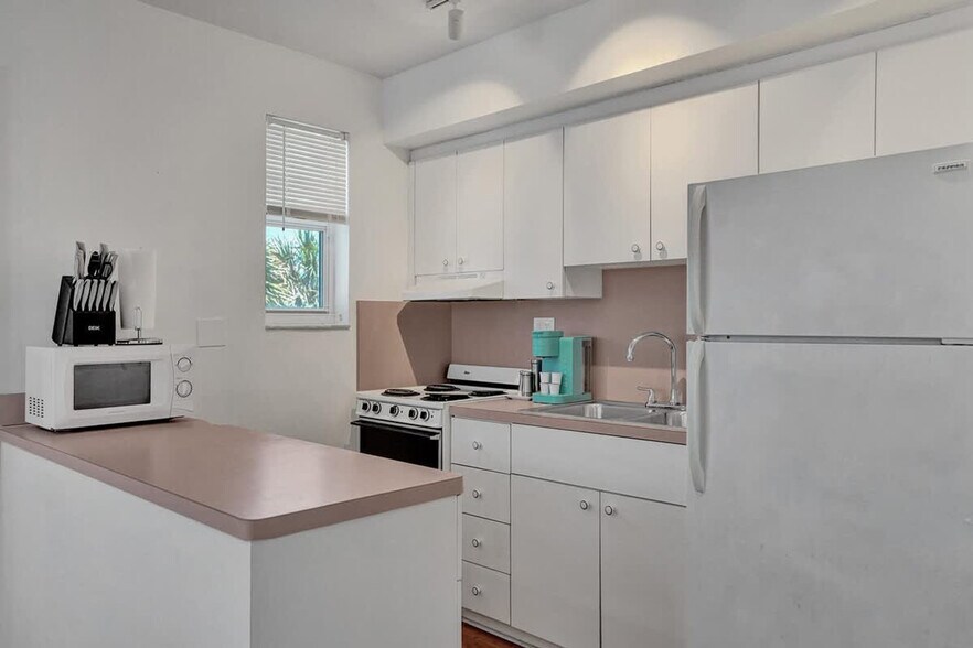 Building Photo - 810 S Surf Rd