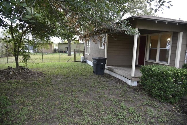 Building Photo - 302 S Oneal St