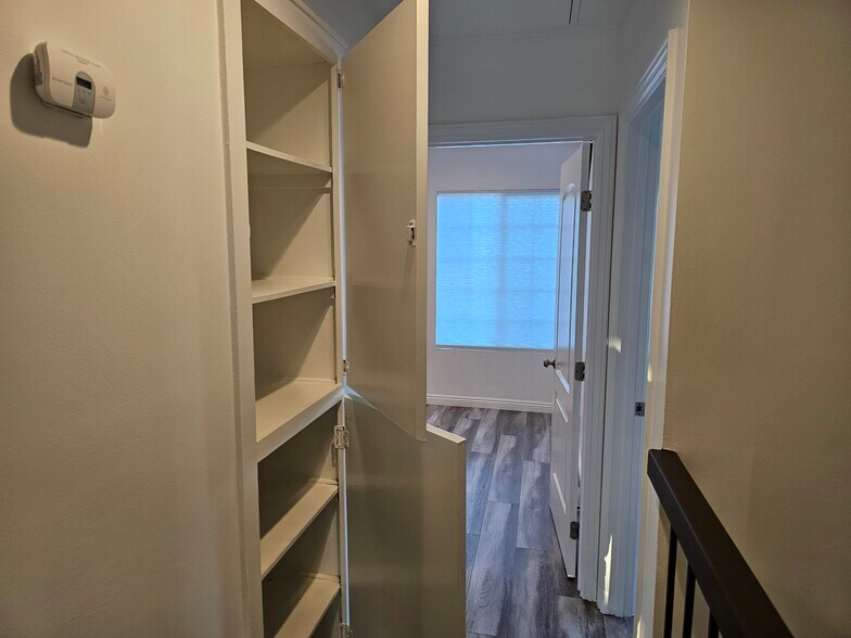 Building Photo - 6501 Vanalden Ave