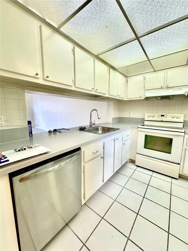 Building Photo - 7175 Orange Dr