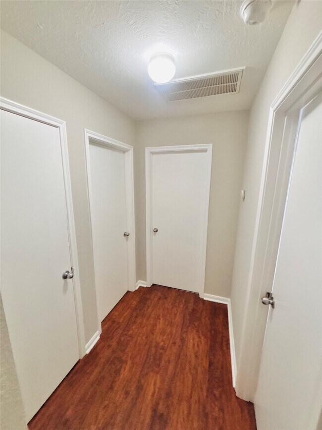 Building Photo - 8134 Sanders Forest Ct