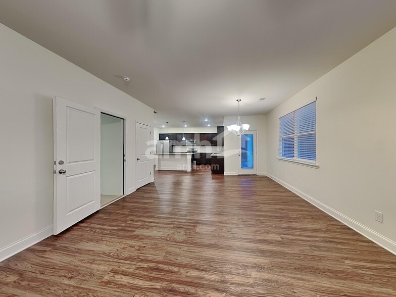 Building Photo - 425 Levon Ct