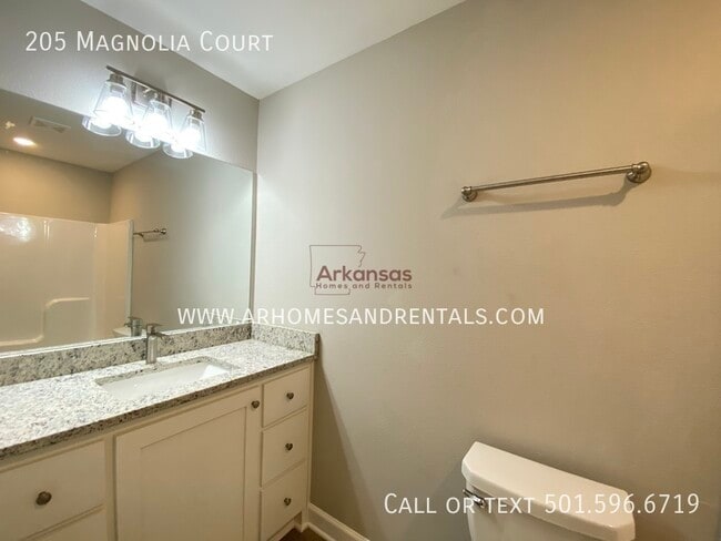 Building Photo - 205 Magnolia Cr