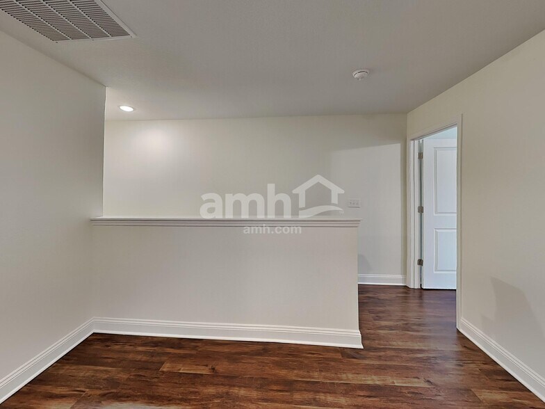 Building Photo - 329 Banyan Frst Dr