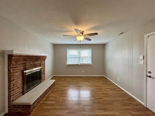 Building Photo - 1004 Hearth Ct