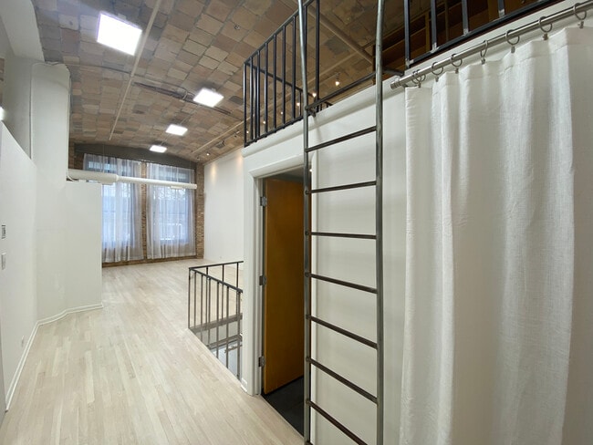 Primary Photo - 801 S Wells St