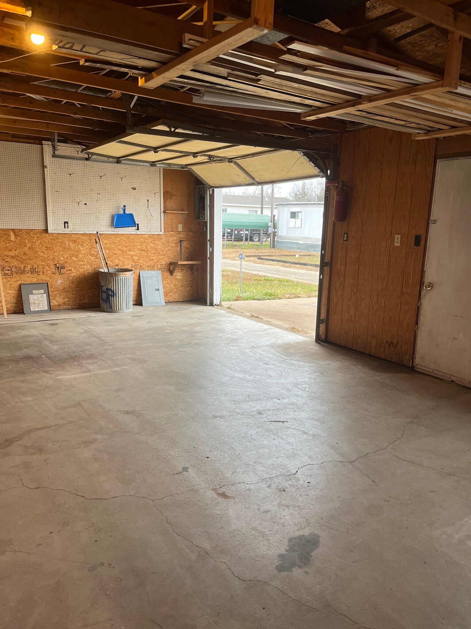 Building Photo - 2156 N Weaver Rd