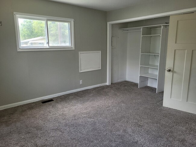 Building Photo - 3 Bed 2 Bath Bungalow walking distance to river