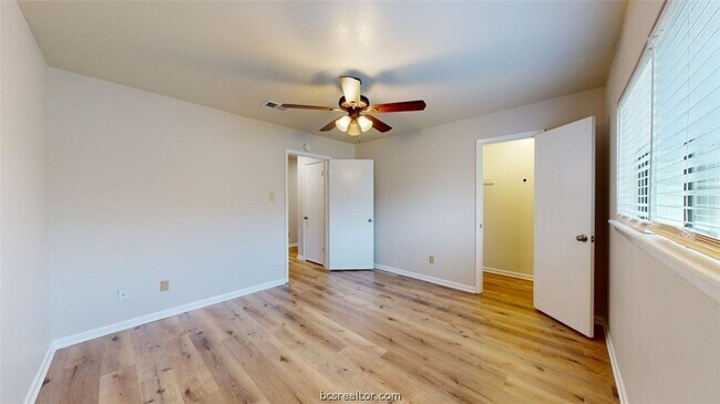 Building Photo - 2807 Longmire Dr