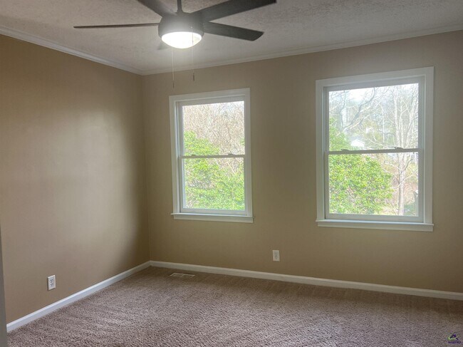 Building Photo - 137 N Springs Ct