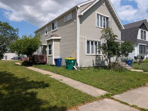 Building Photo - 2 Bedroom Lower Duplex In Green Bay