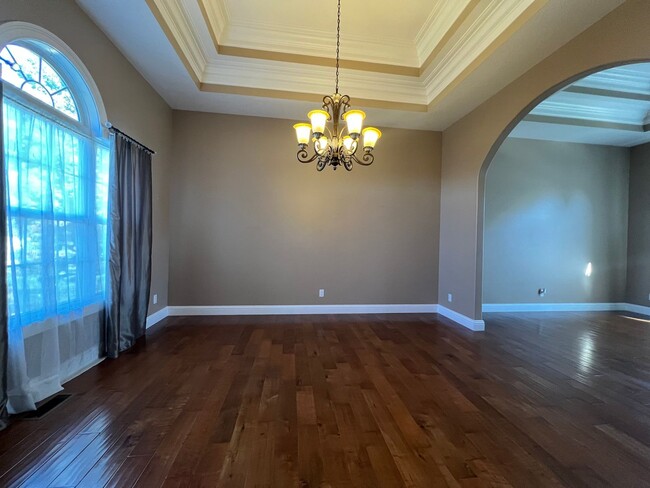 Building Photo - Luxurious 4-Bedroom Home in Fox Creek Subdivision!