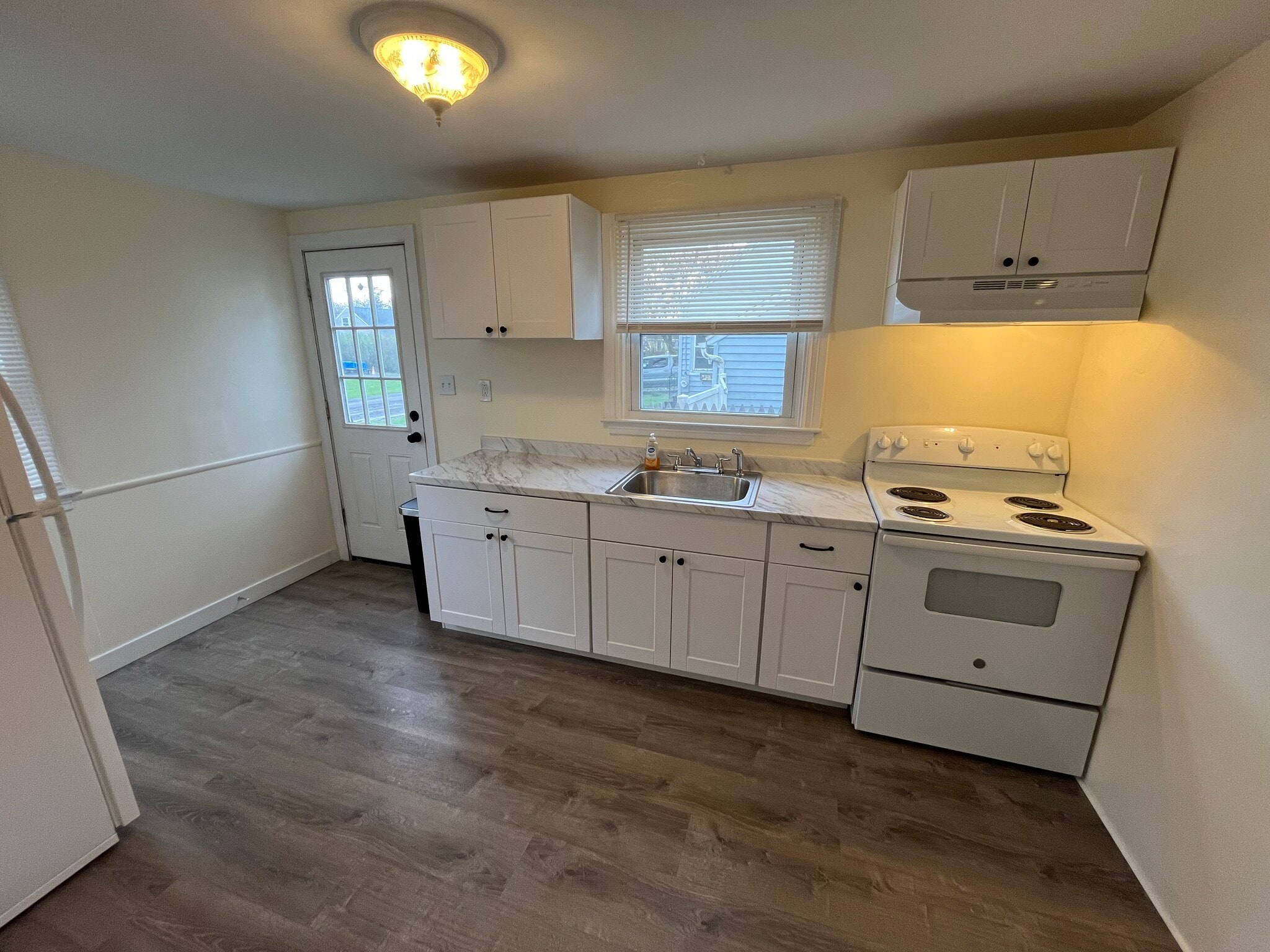 Kitchen - 107 Douglas Ave