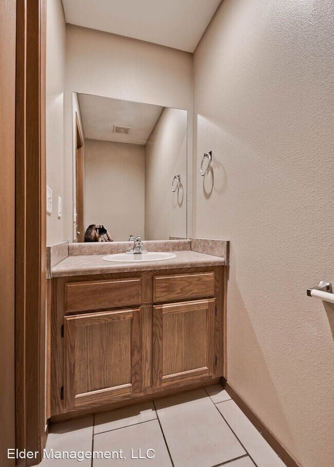 Building Photo - 2215 Hidden Lake St