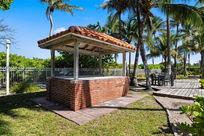 Building Photo - 2655 Collins Ave