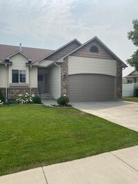 Building Photo - Beautiful 3 bed 2 bath condo on the west end!