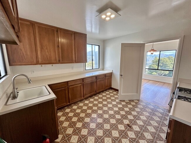 Building Photo - Spacious 2bd/1bth Upper Flat With Beautiful Views