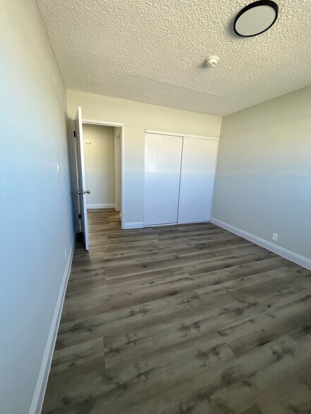 Building Photo - 1334 W 93rd St