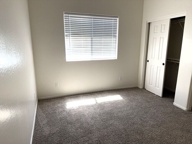 Building Photo - 4 BEDROOM HOME IN LITCHFIELD MANOR WITH 3 ...