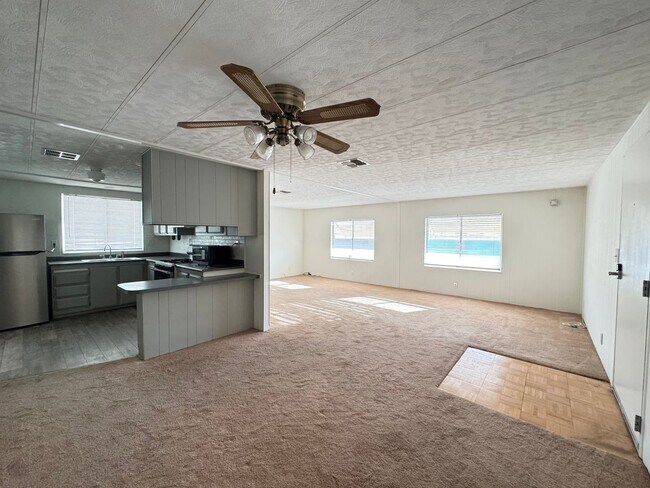 Building Photo - Spacious 2 bedroom