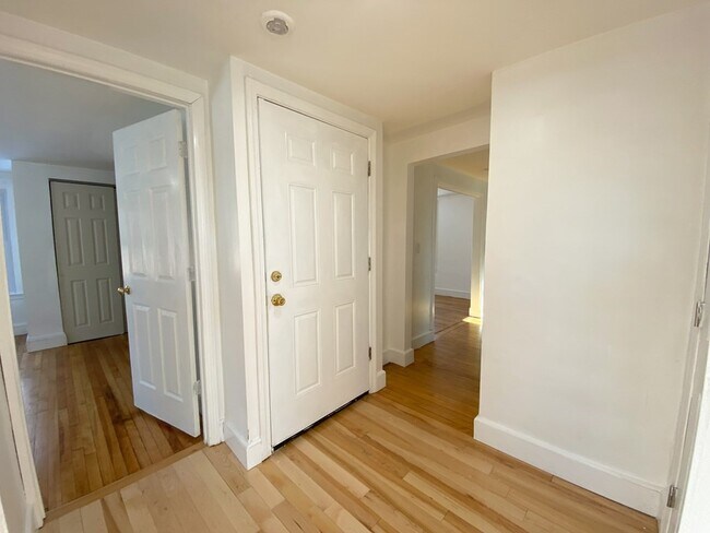 Building Photo - 576 Washington St