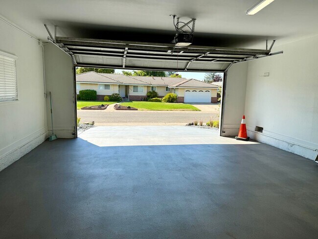 Building Photo - Beautiful remodeled home
